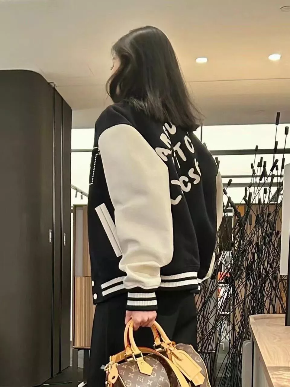 루이비통 로고 장식 배색 스타디움 재킷 상세 이미지 22