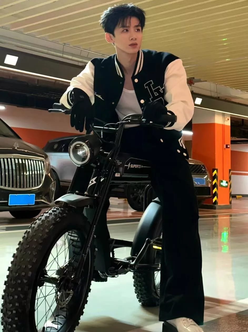 루이비통 로고 장식 배색 스타디움 재킷 상세 이미지 5