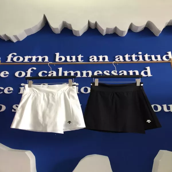 데상트 여성 트레이닝 방수 쇼츠 내장 스커트
