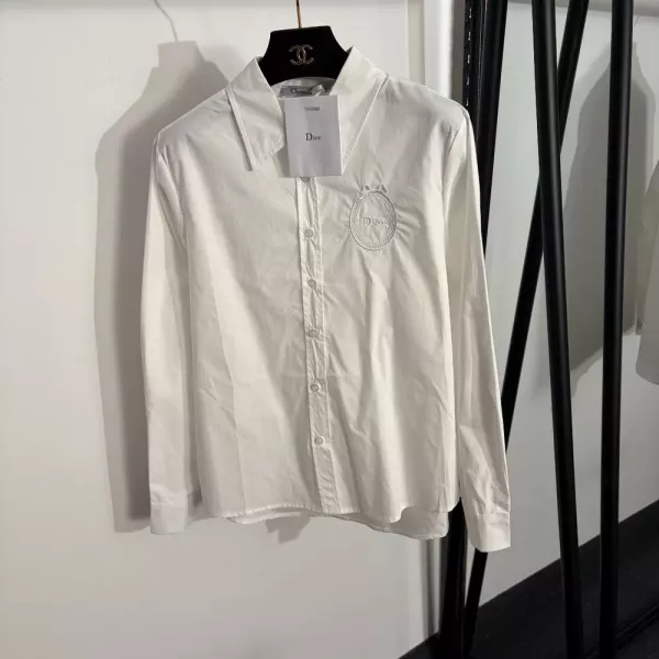 디올 리본 로고 자수 포인트 셔츠