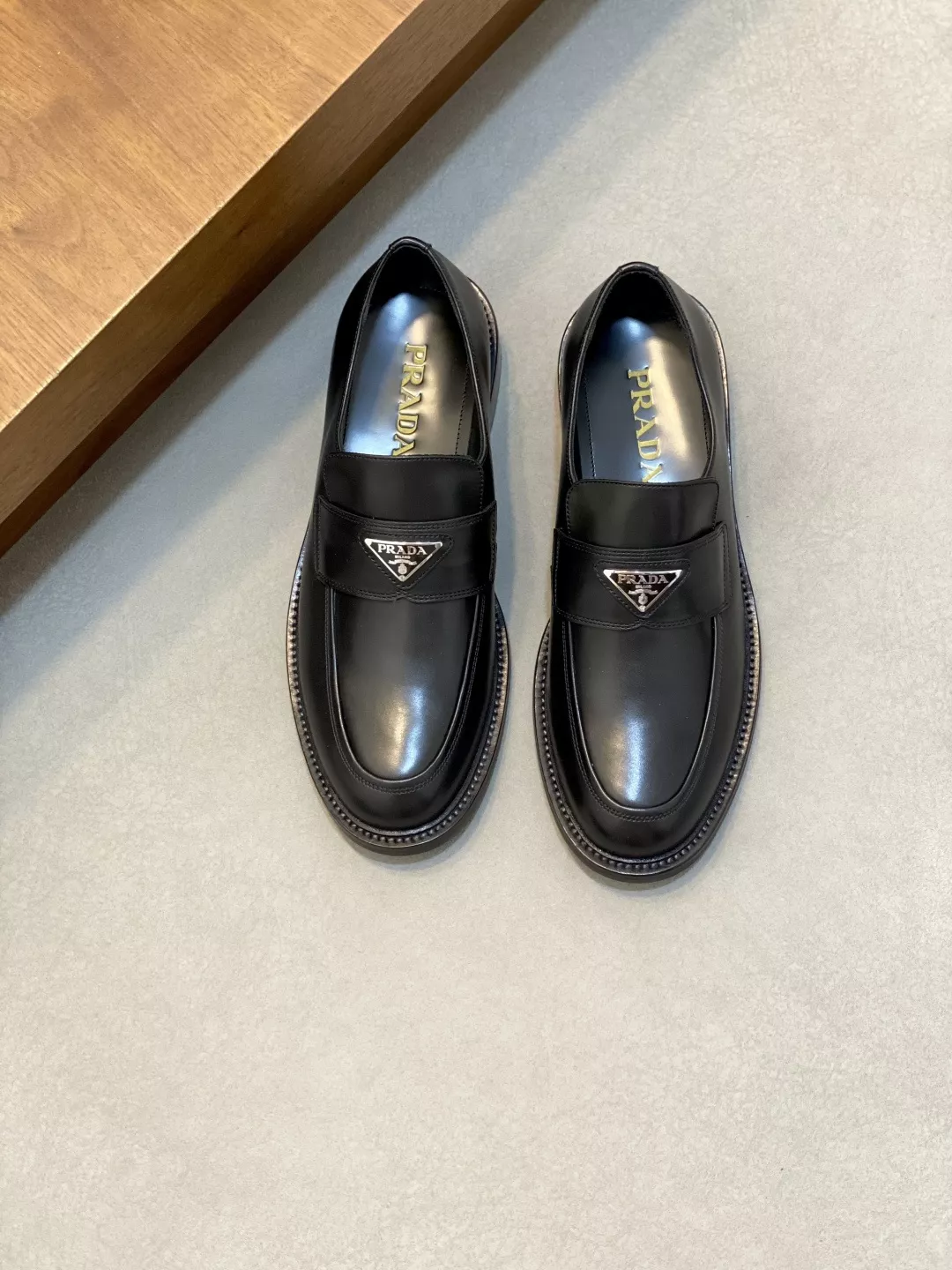 프라다 조각 디테일 가죽 로퍼 상세 이미지 1