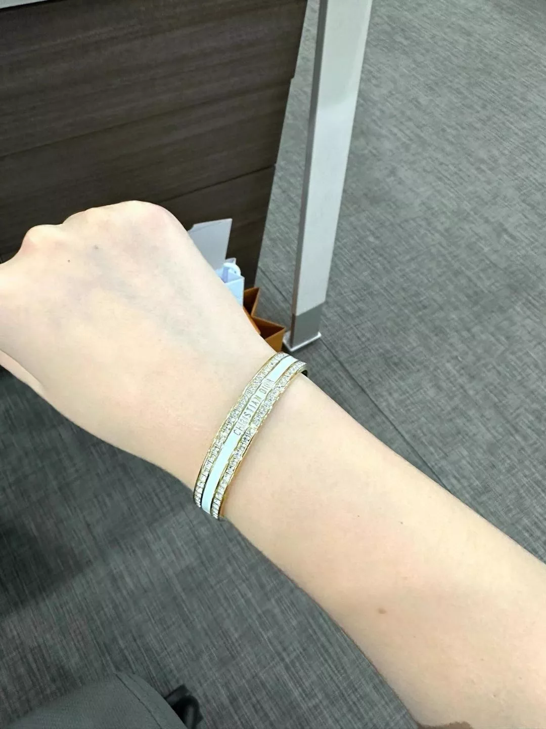 디올 에나멜 레터링 오픈 뱅글 상세 이미지 21