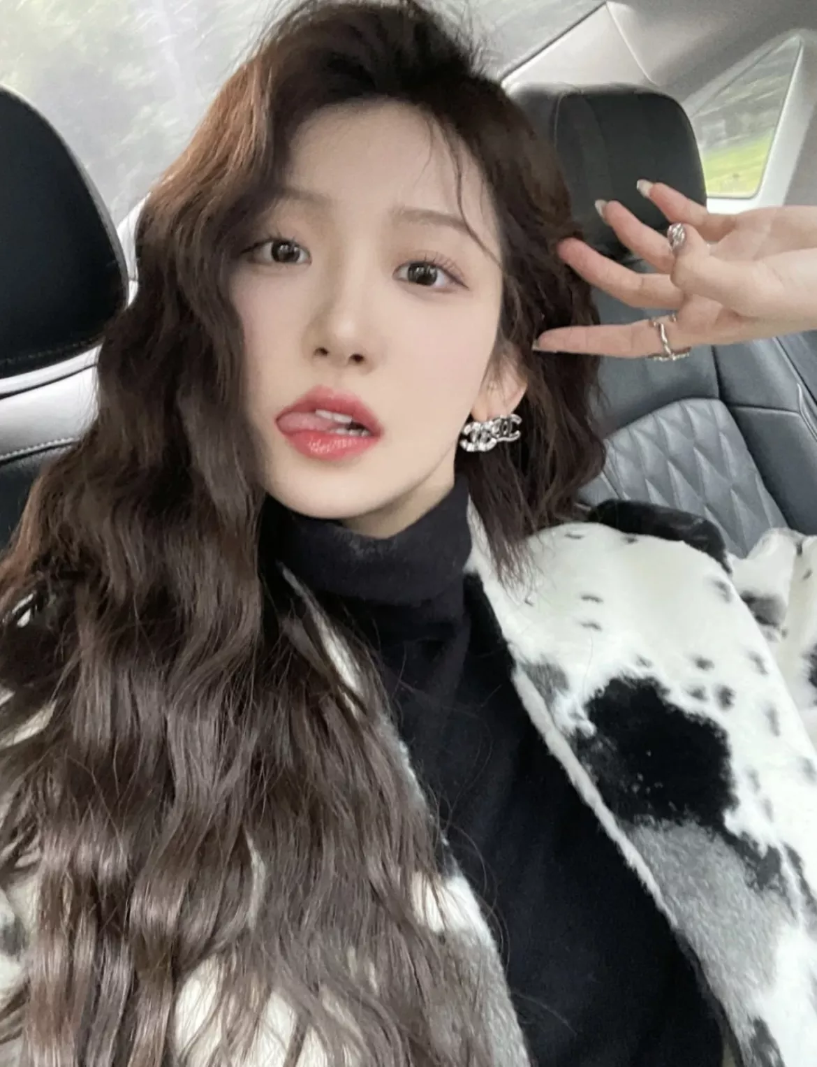 샤넬 비대칭 더블C 로고 이어 장식 상세 이미지 37
