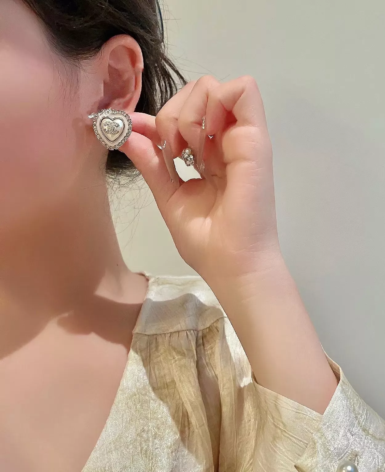 샤넬 하트 진주 장식 이어 스터드 상세 이미지 14