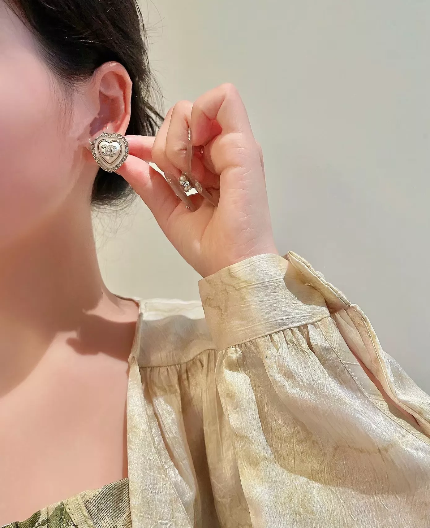 샤넬 하트 진주 장식 이어 스터드 상세 이미지 15
