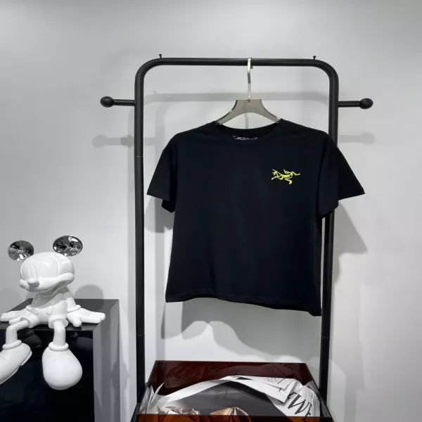 아크테릭스 로고 프린트 라운드넥 반팔 상의