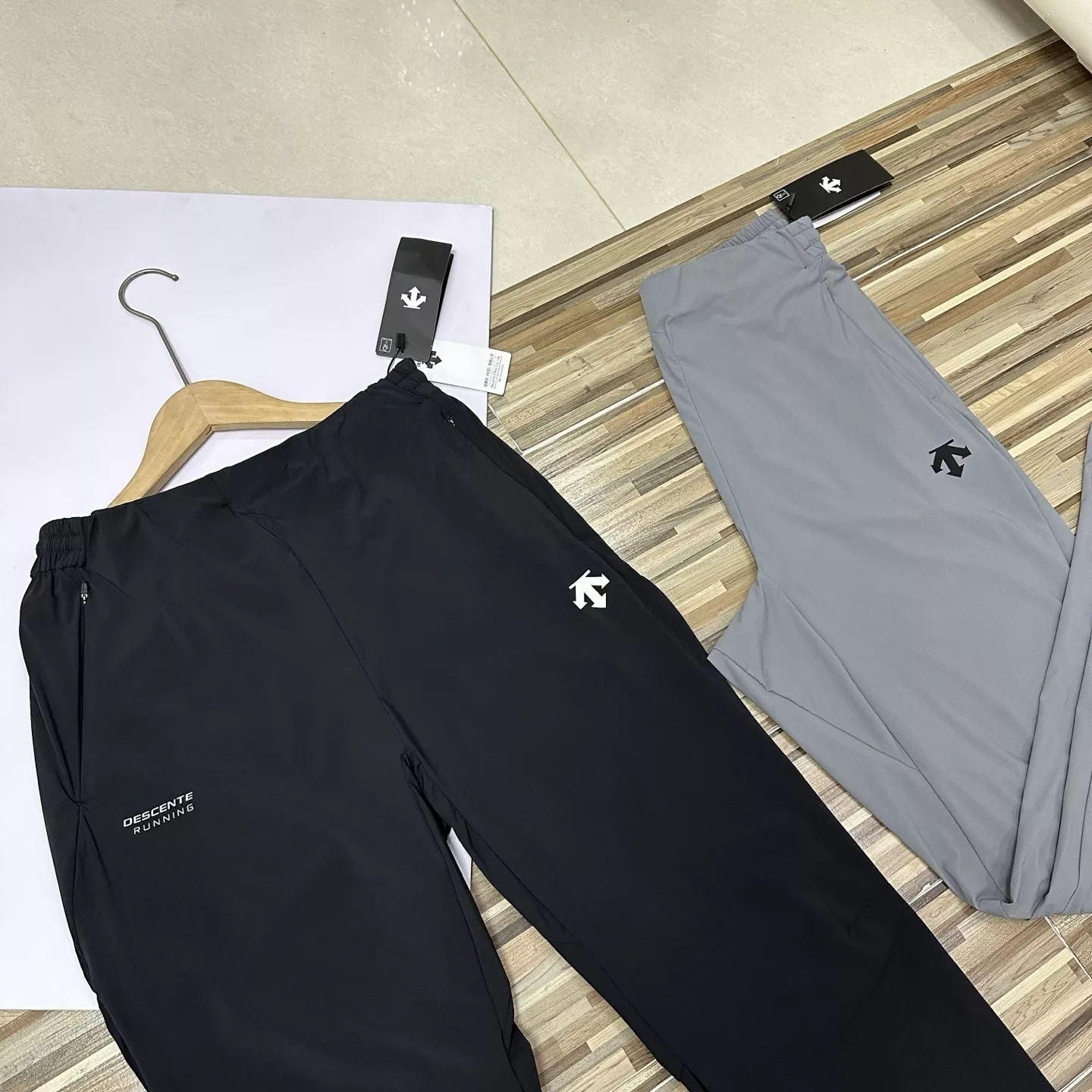 데상트 러닝 로고 속건 캐주얼 팬츠 상세 이미지 3