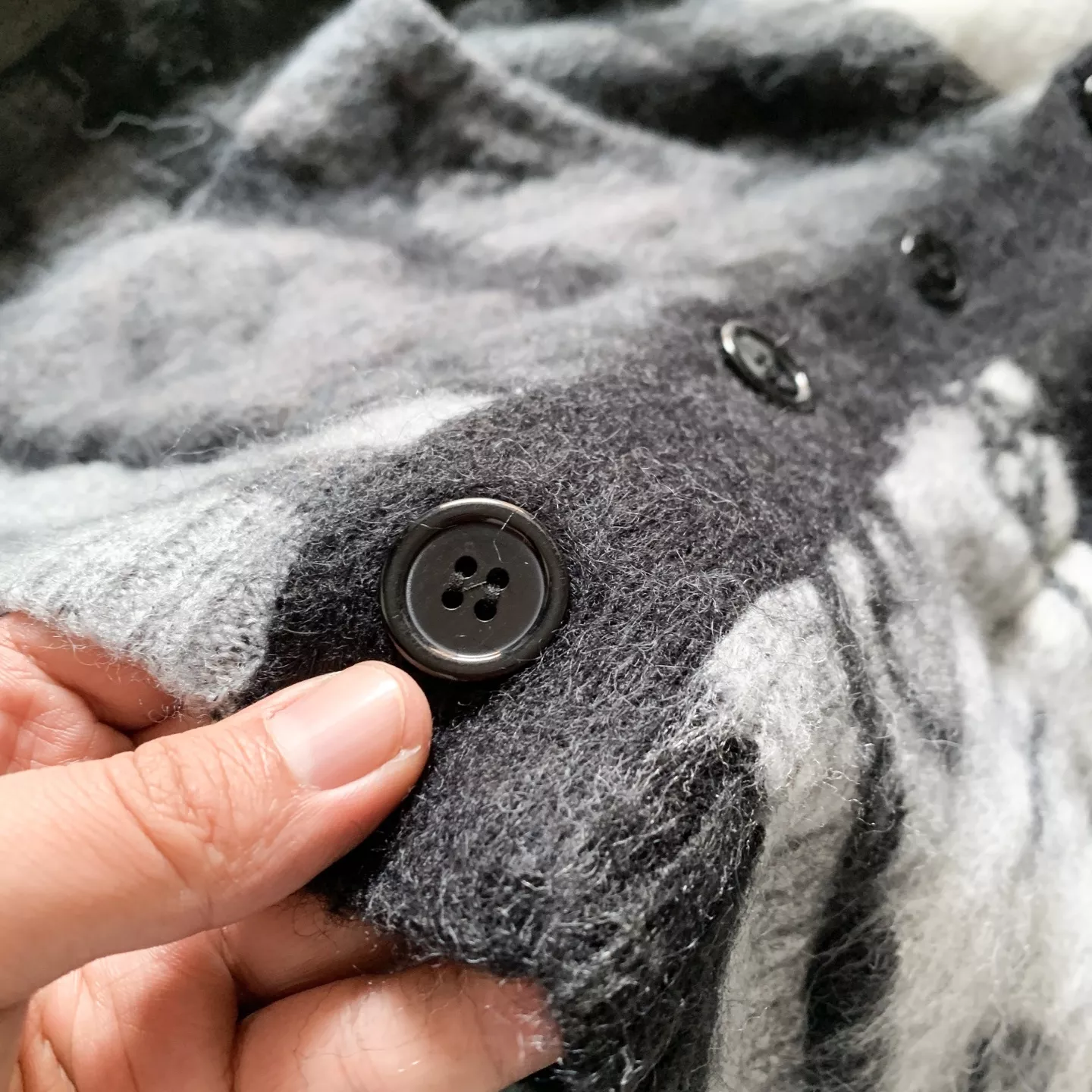 루이비통 자카드 로고 헤어리 니트 가디건 상세 이미지 13