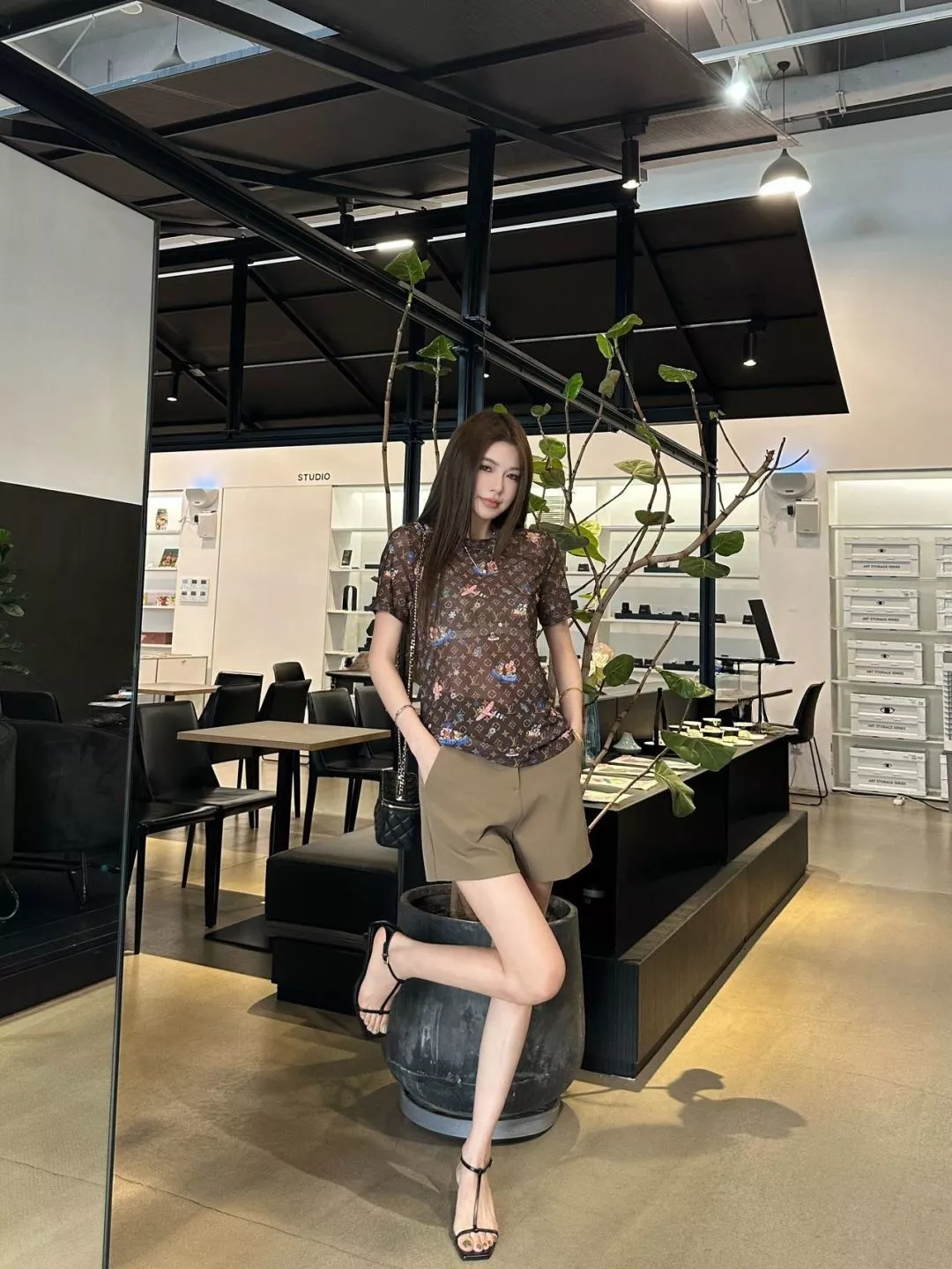 루이비통 로고 프린트 시스루 반팔 탑 상세 이미지 15