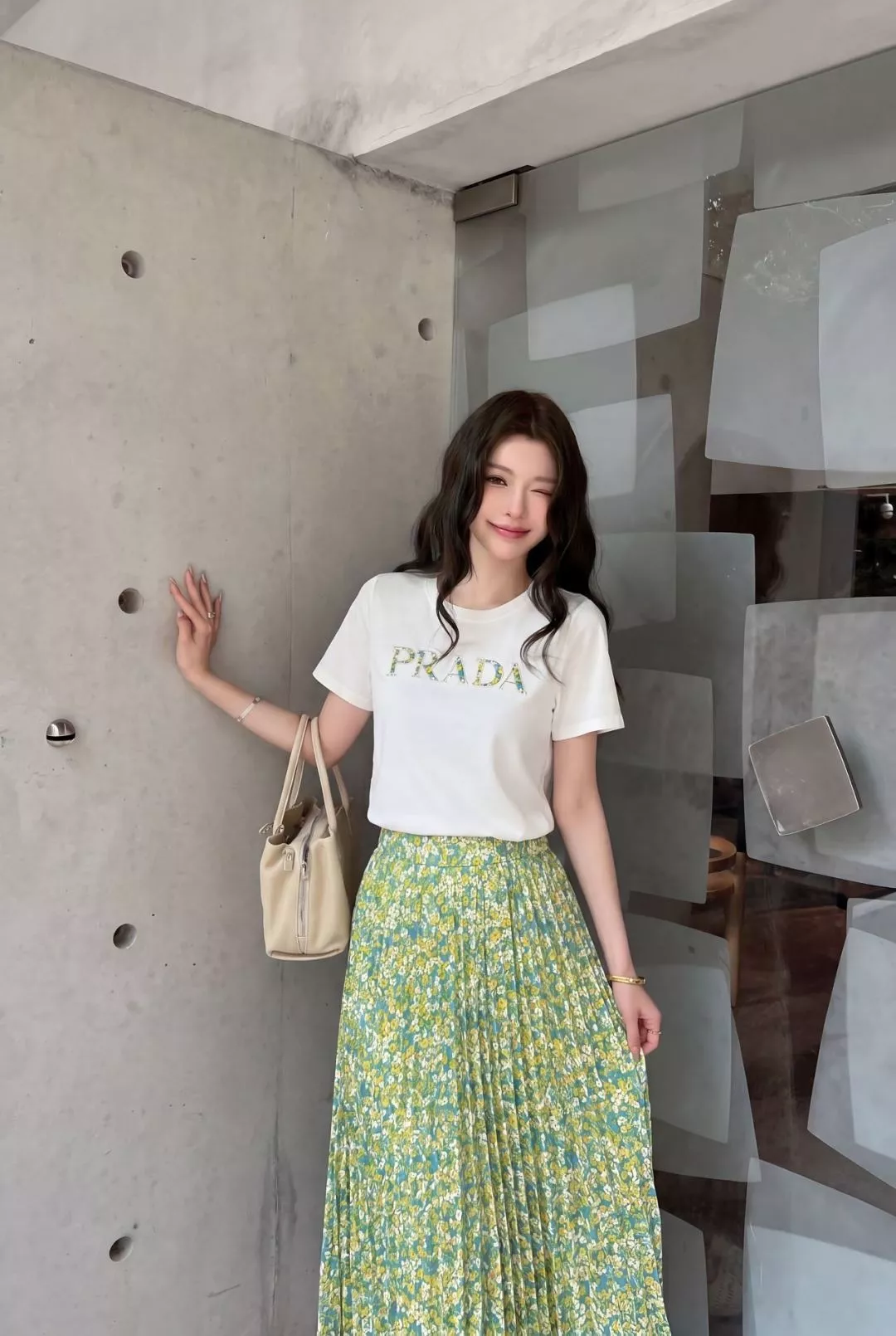 프라다 플라워 패턴 스커트와 화이트 상의 세트 상세 이미지 18