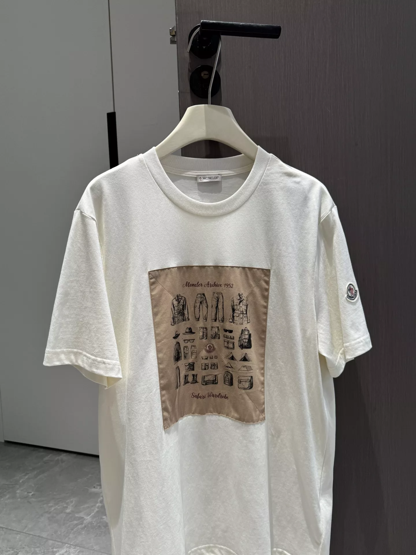 몽클레어 패치 로고 코튼 반팔 상의 상세 이미지 4