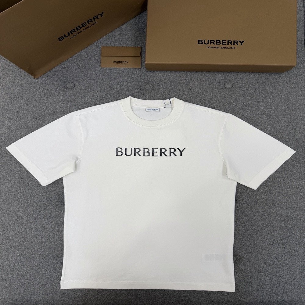 버버리 클래식 레터링 코튼 상의