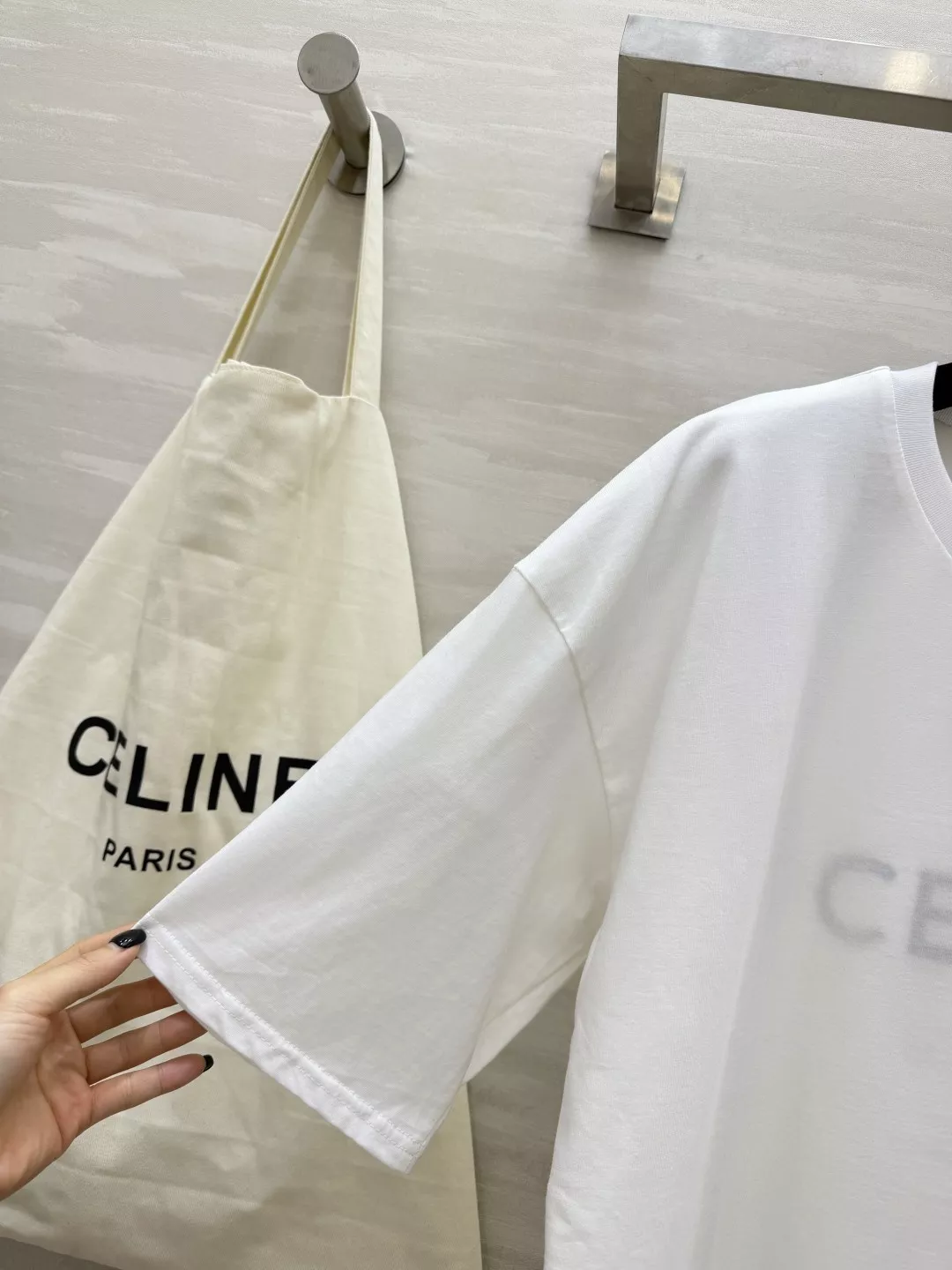 셀린느 더블 로고 포인트 루즈핏 티 상세 이미지 3