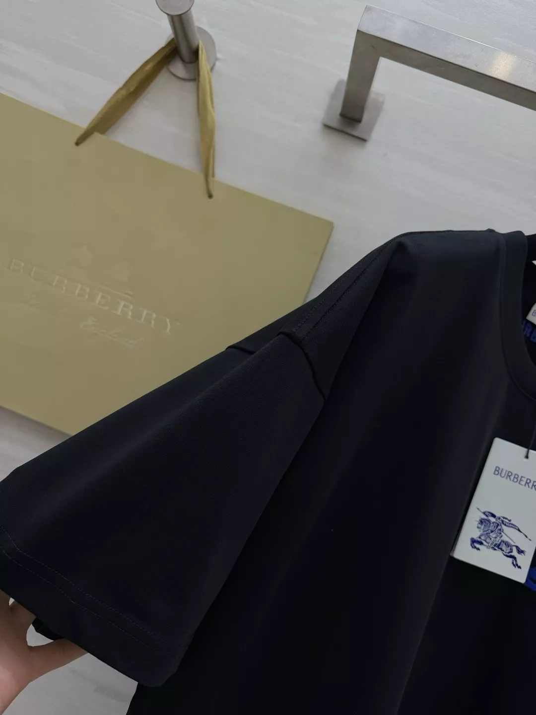 버버리 블루 라벨 전마 자수 오버핏 반팔 상의 상세 이미지 26