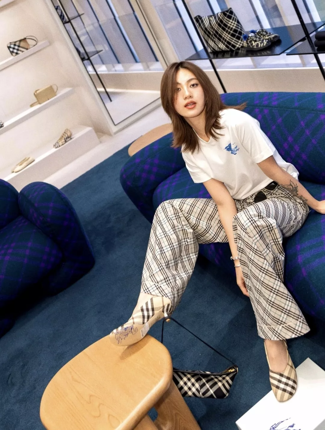 버버리 블루 라벨 전마 자수 오버핏 반팔 상의 상세 이미지 11