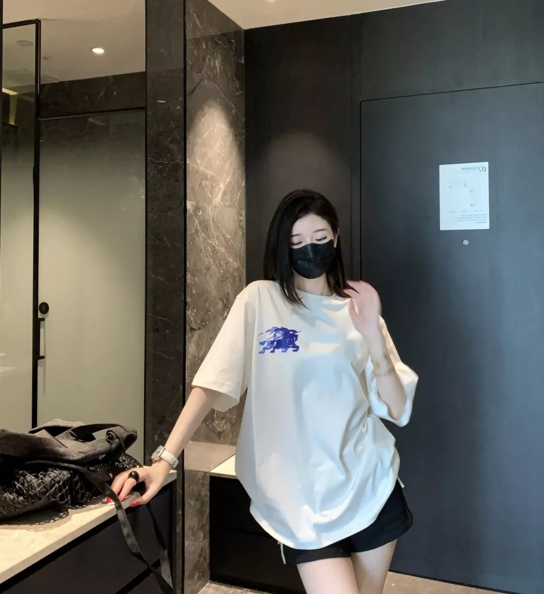버버리 블루 라벨 전마 자수 오버핏 반팔 상의 상세 이미지 18