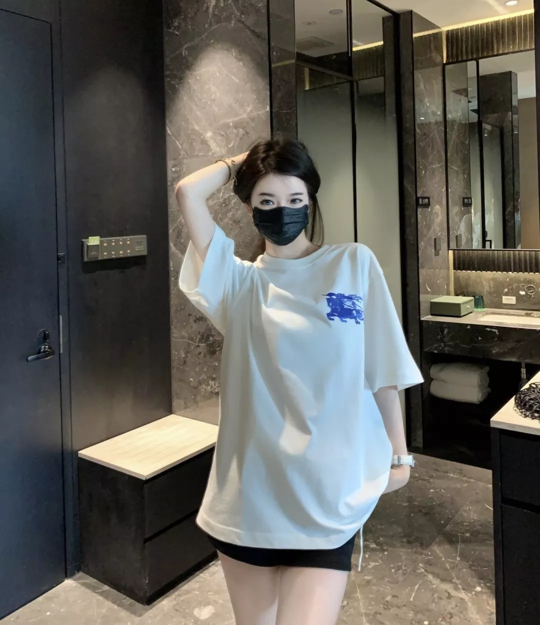 버버리 블루 라벨 전마 자수 오버핏 반팔 상의 상세 이미지 17