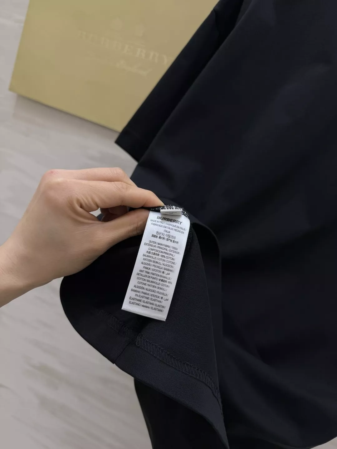 버버리 블루 라벨 전마 자수 오버핏 반팔 상의 상세 이미지 25