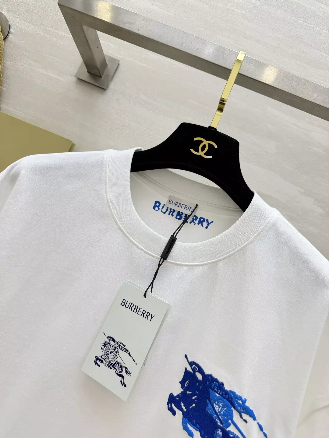 버버리 블루 라벨 전마 자수 오버핏 반팔 상의 상세 이미지 2