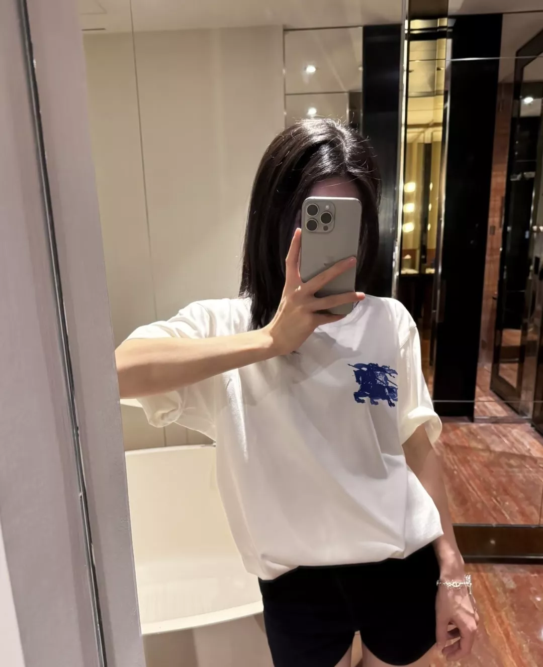 버버리 블루 라벨 전마 자수 오버핏 반팔 상의 상세 이미지 13