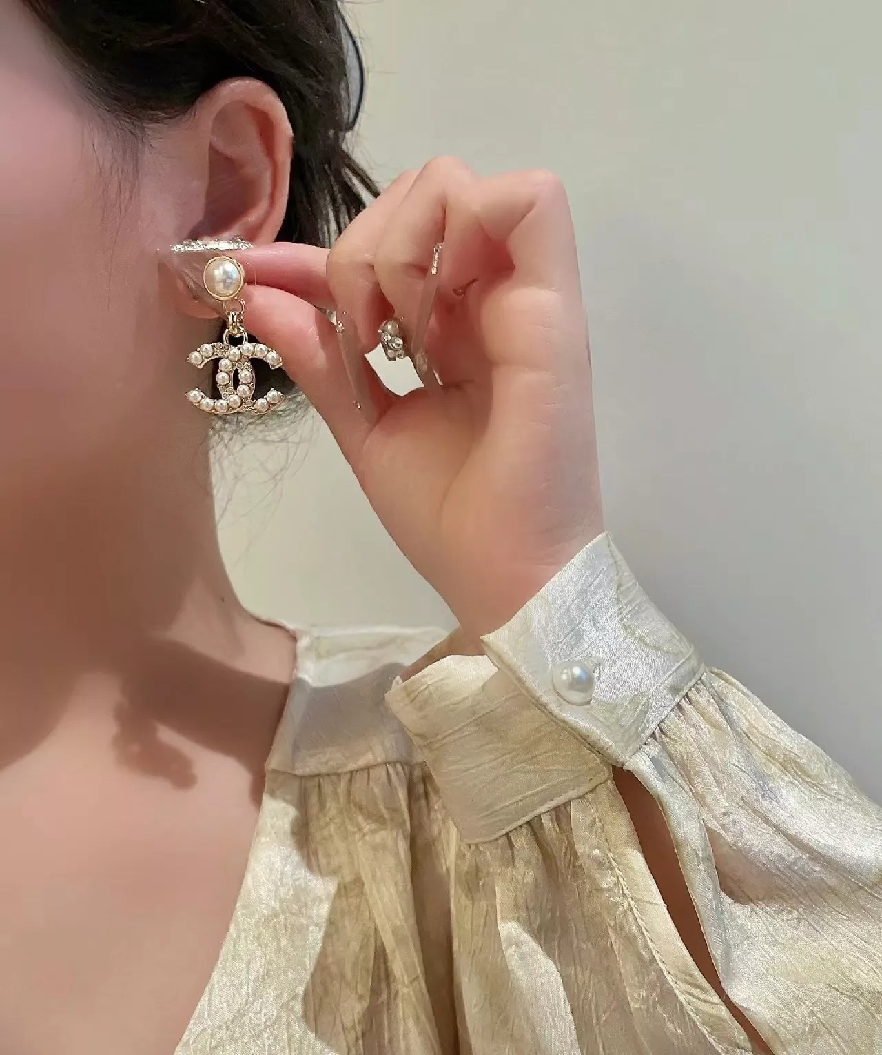샤넬 진주 장식 로고 이어링 상세 이미지 10