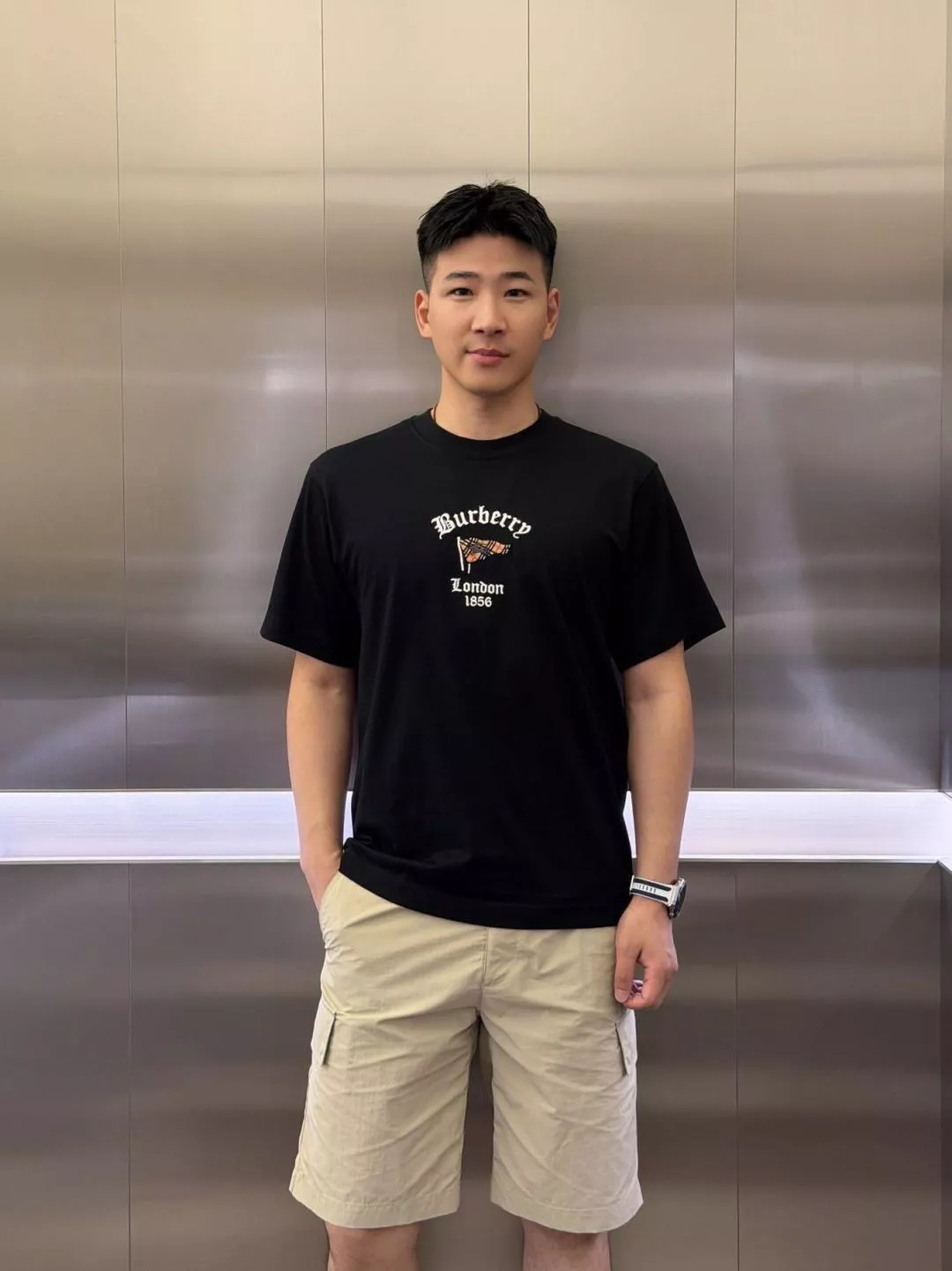 버버리 플래그 자수 라운드 반팔 상의 상세 이미지 15