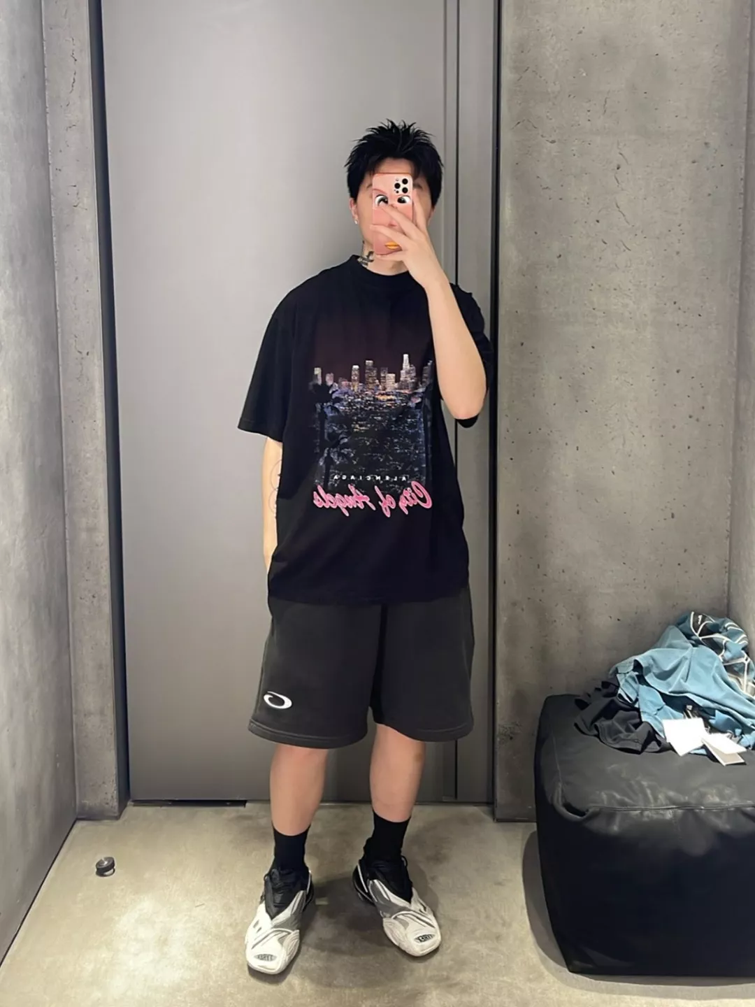 발렌시아가 원형 자수 사선 포켓 반바지 상세 이미지 18