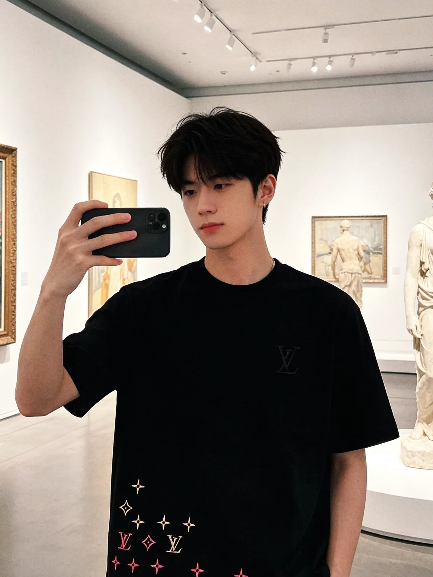 루이비통 밑단 플라워 자수 포인트 라운드 반팔 상의 상세 이미지 19