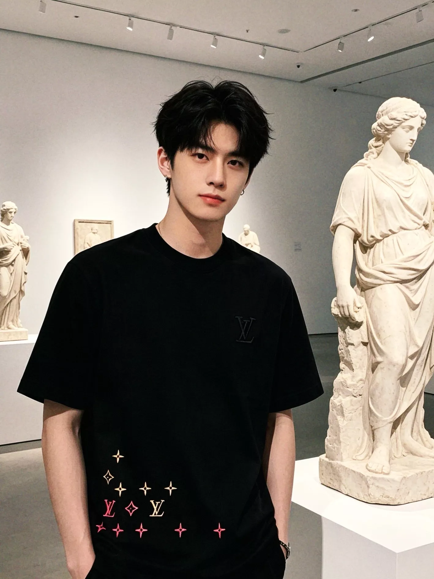 루이비통 밑단 플라워 자수 포인트 라운드 반팔 상의 상세 이미지 14