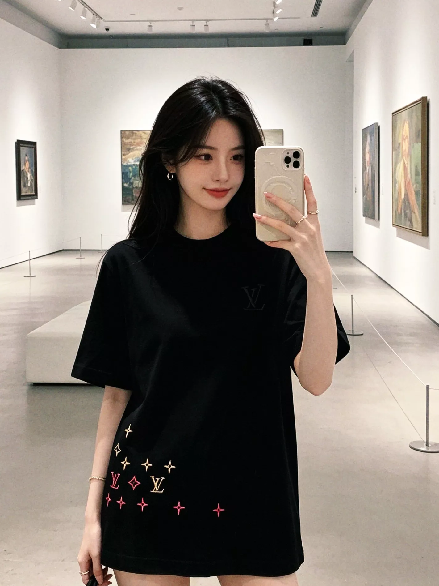 루이비통 밑단 플라워 자수 포인트 라운드 반팔 상의 상세 이미지 18
