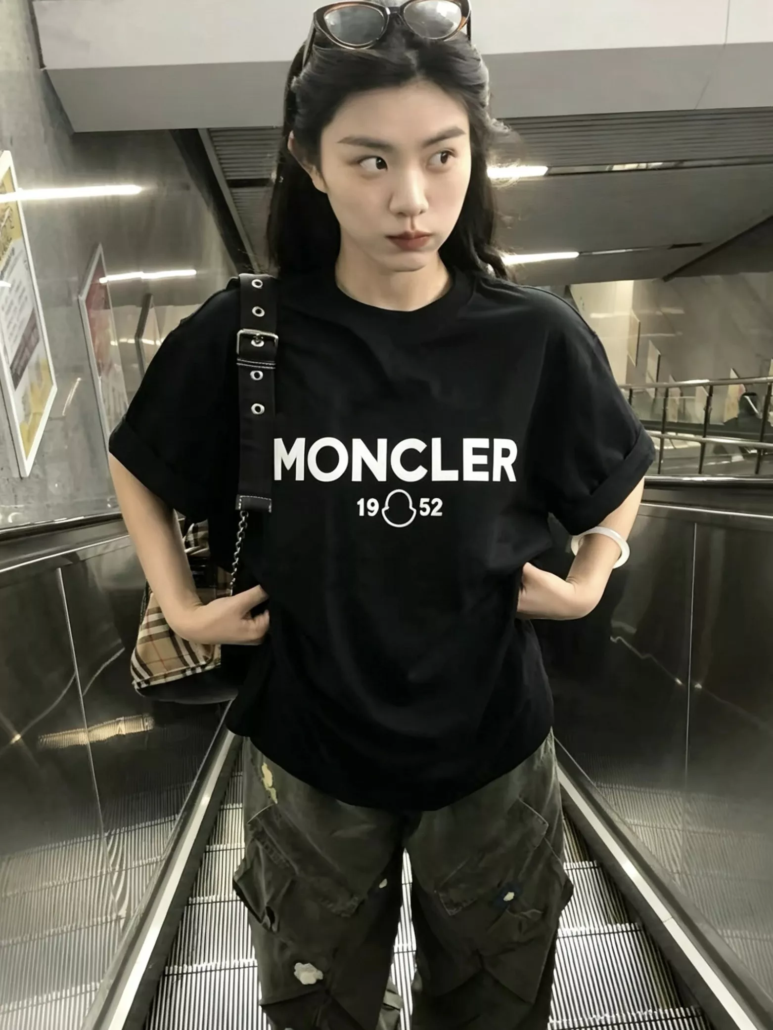 몽클레어 1952 시리즈 로고 프린트 반팔 상의 상세 이미지 15