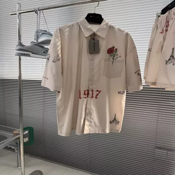 발렌시아가 타투 프린트 크림 셔츠와 쇼츠 구성