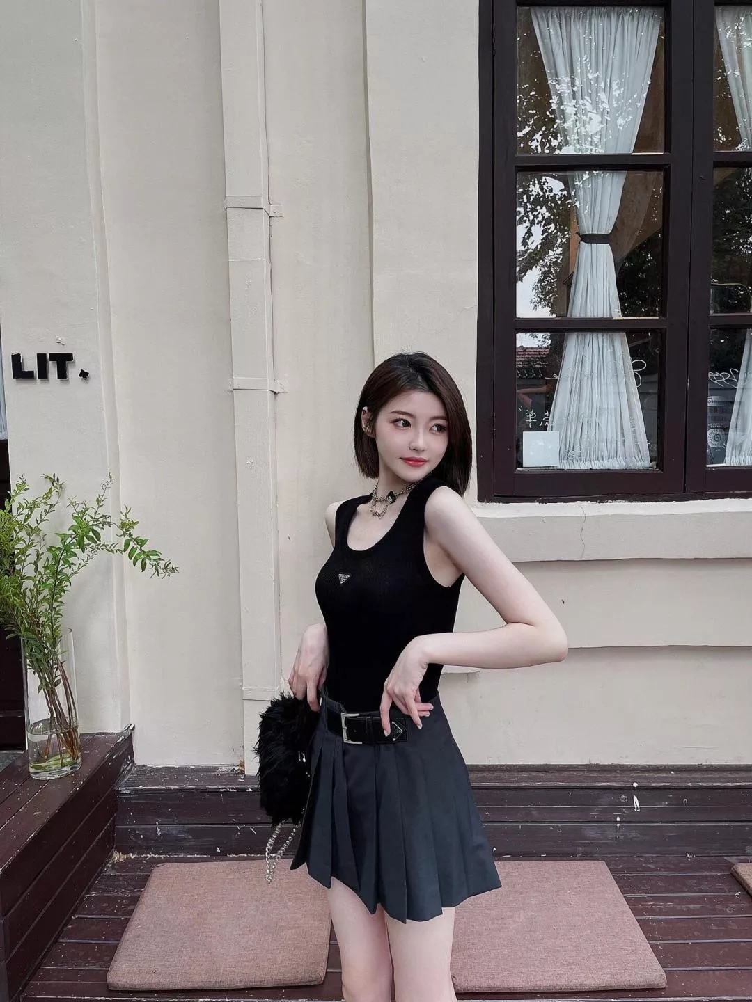 프라다 스몰 삼각 메탈 로고 코튼 슬리브리스 상세 이미지 24