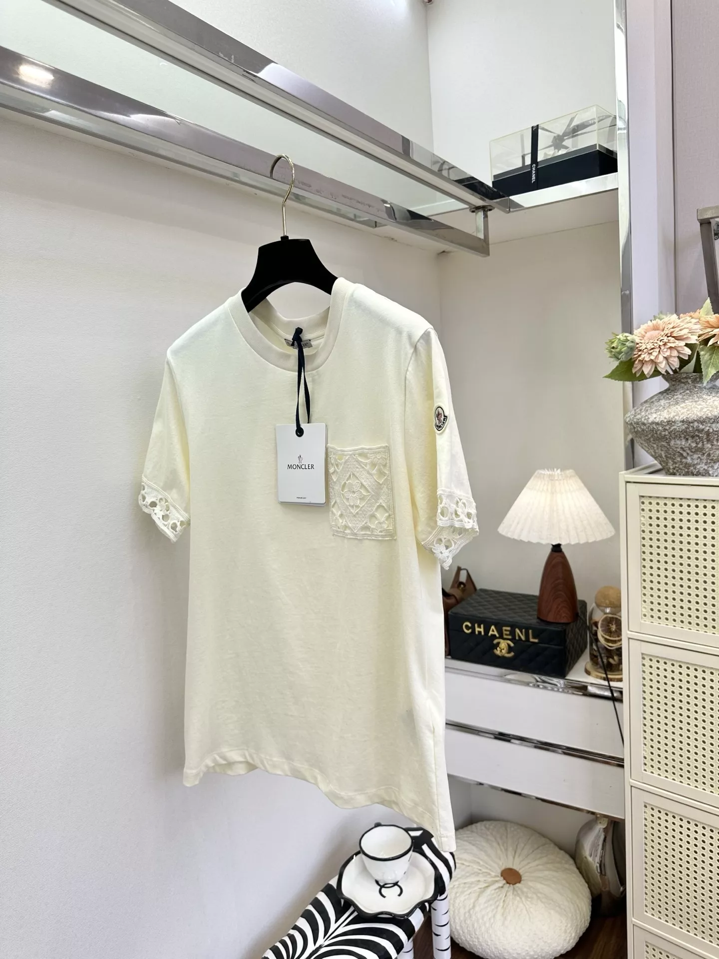 몽클레어 로고 포인트 반팔 상의 상세 이미지 7