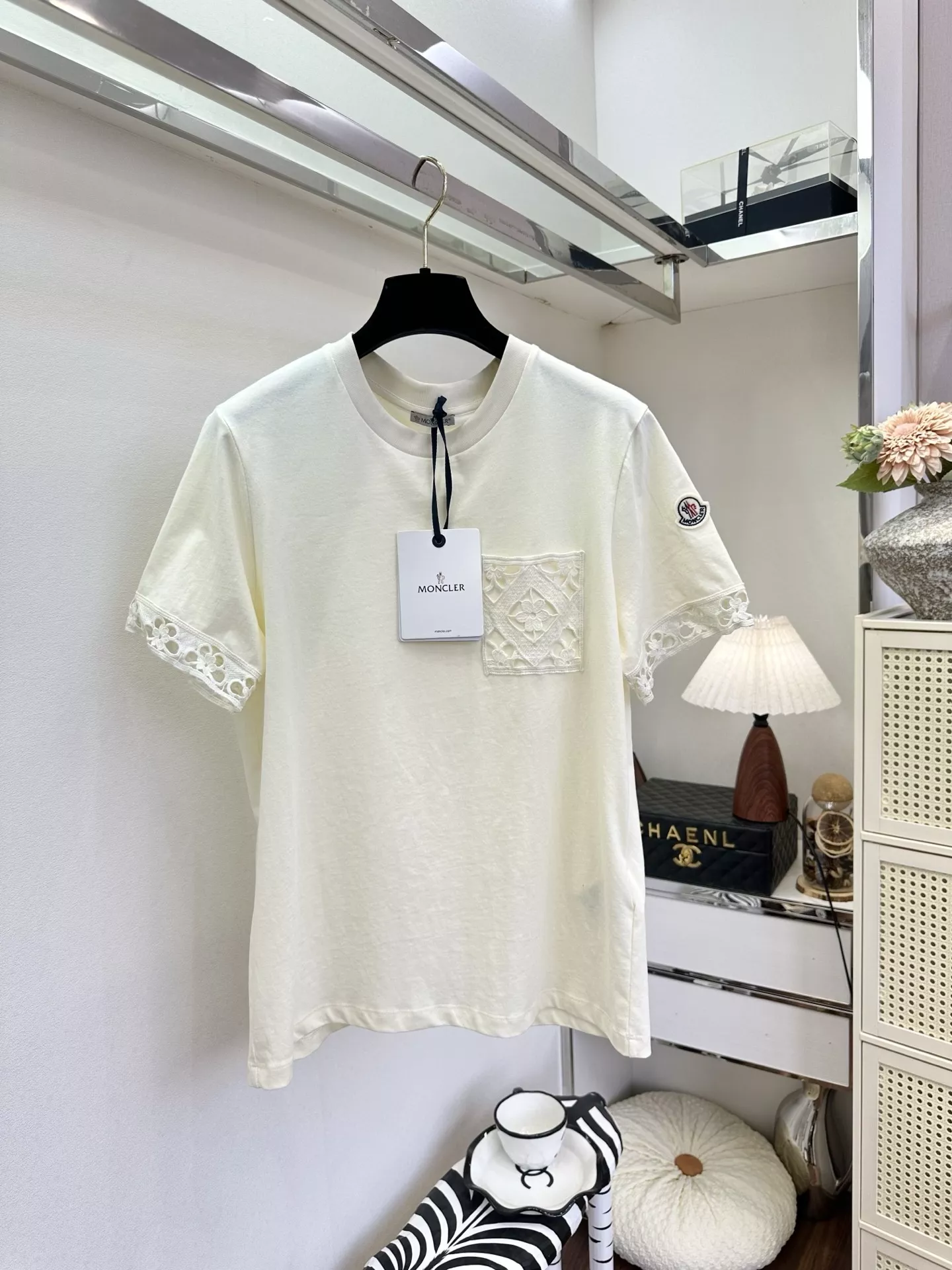 몽클레어 로고 포인트 반팔 상의 상세 이미지 5