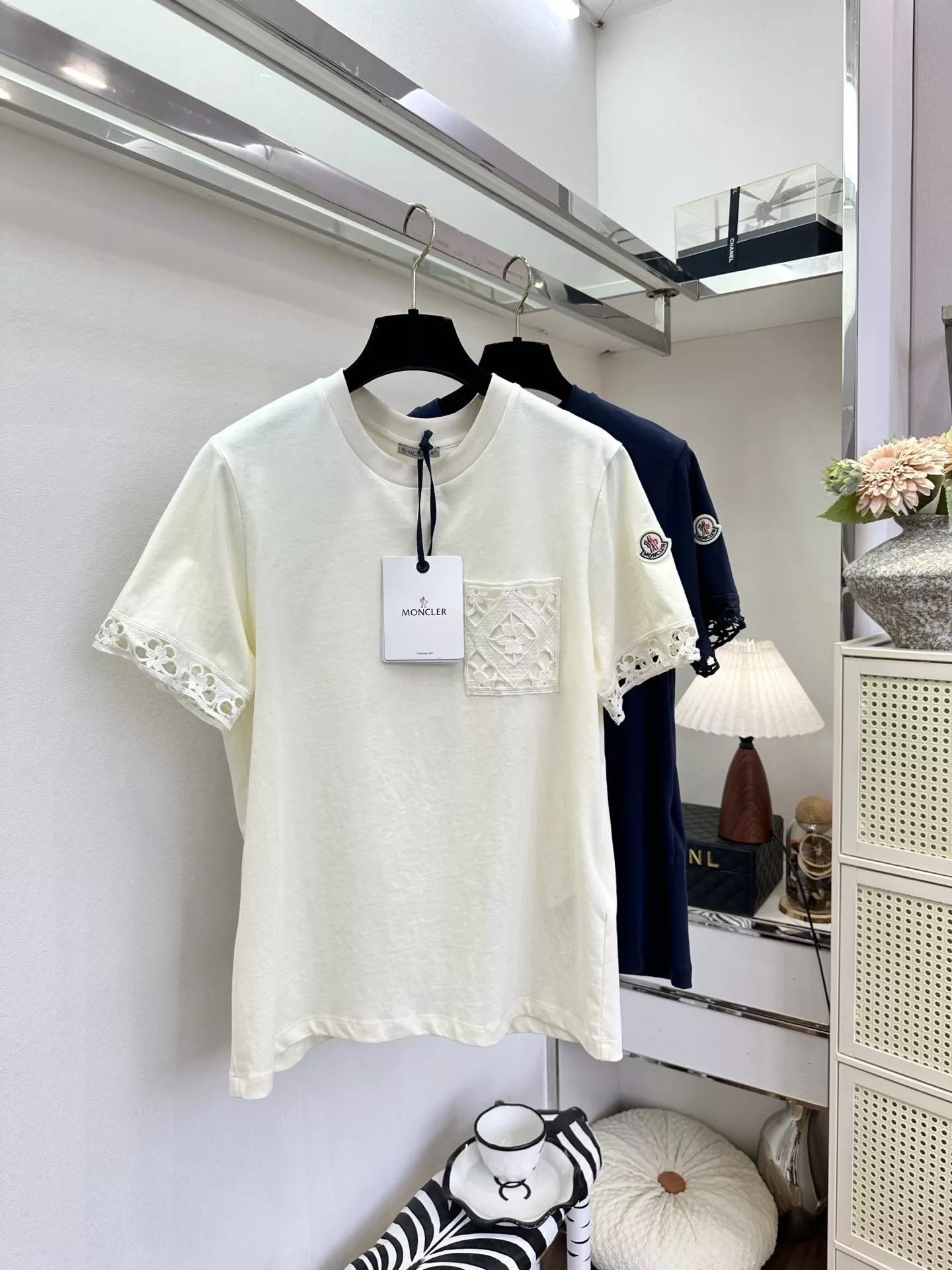 몽클레어 로고 포인트 반팔 상의 상세 이미지 20