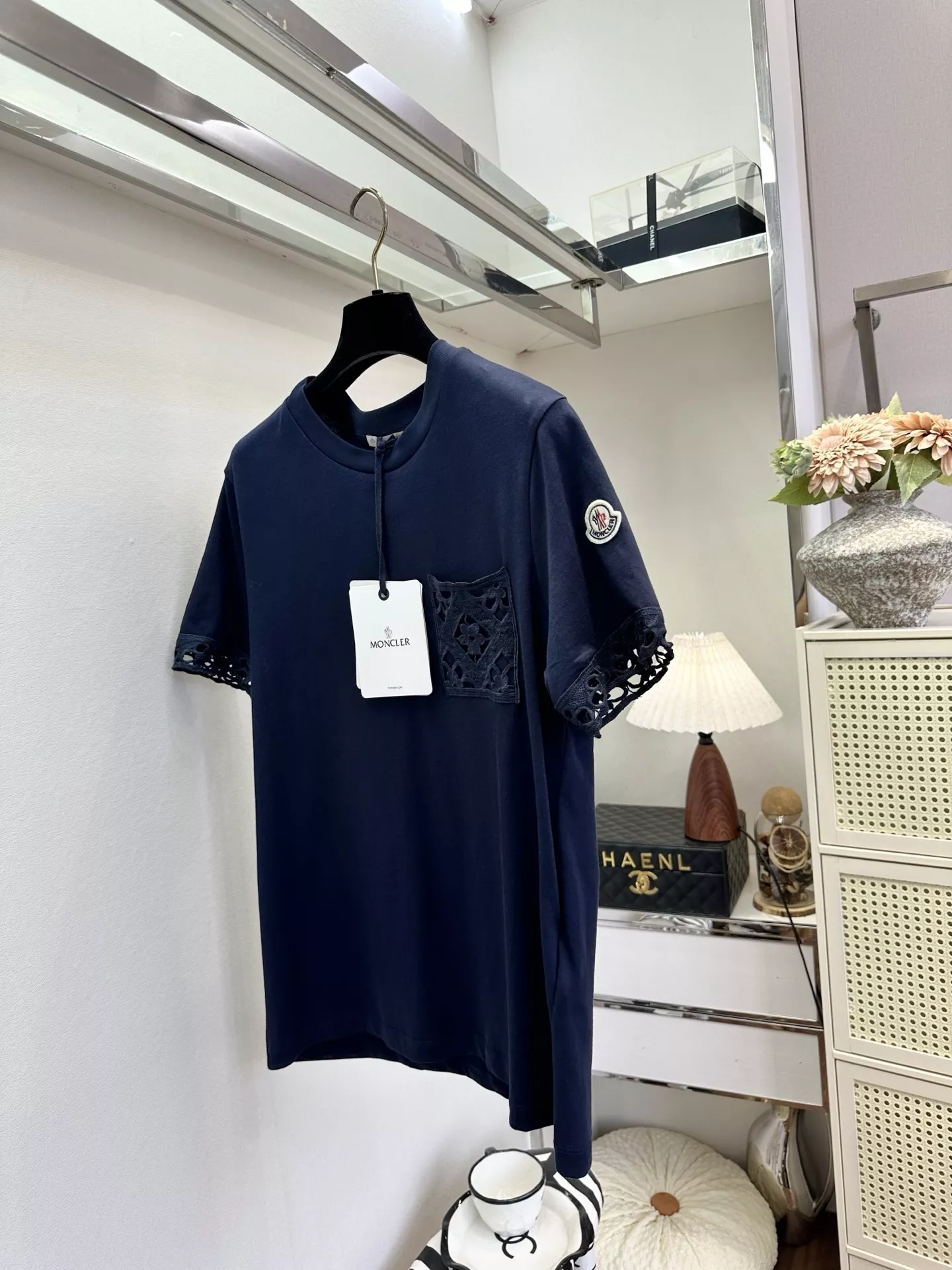 몽클레어 로고 포인트 반팔 상의 상세 이미지 3