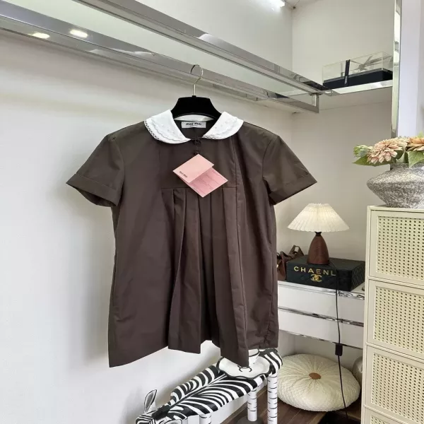 미우미우 배색 카라 플리츠 미니 드레스