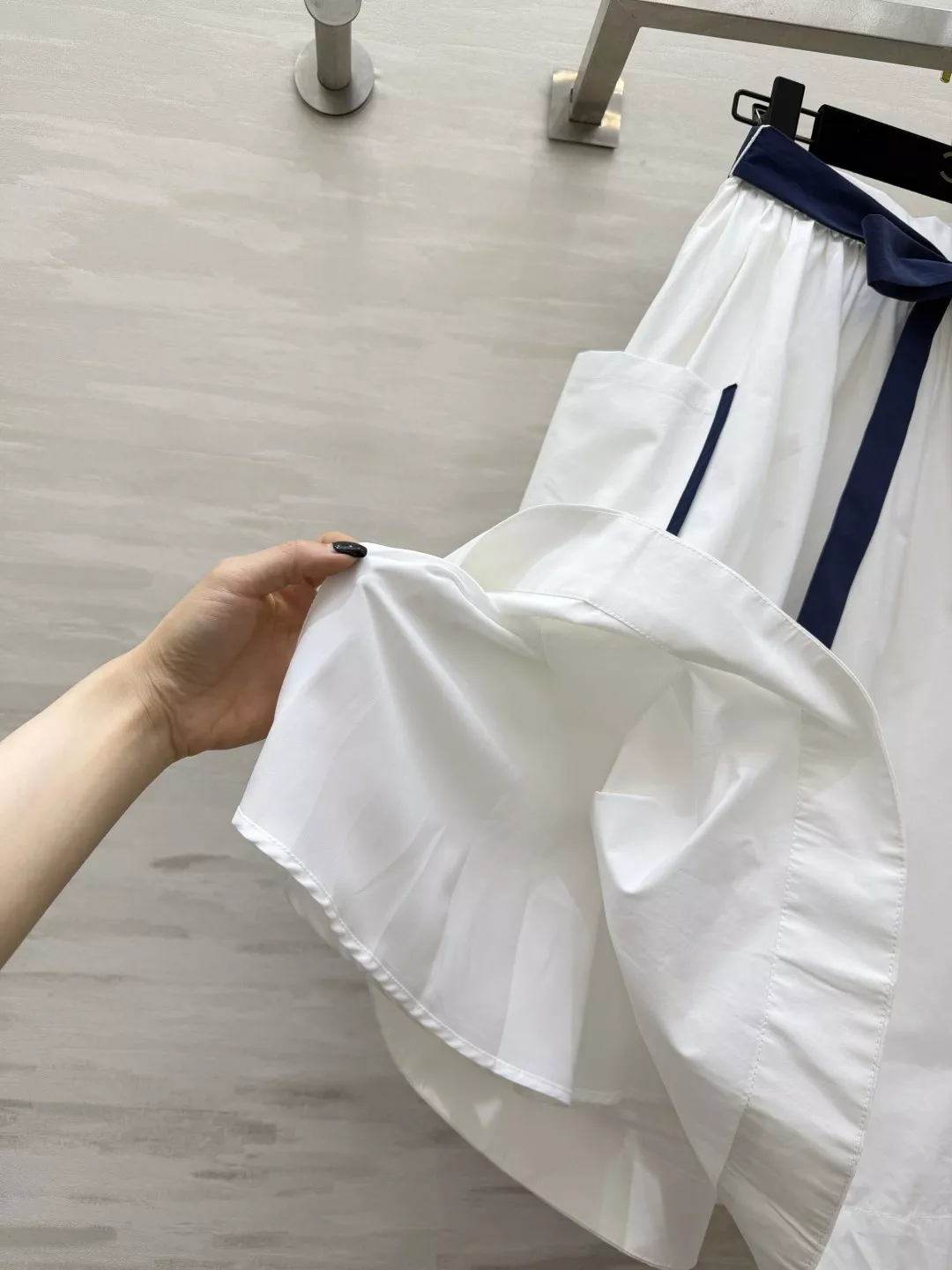 프라다 네이비 리본 포인트 플레어 스커트 상세 이미지 4