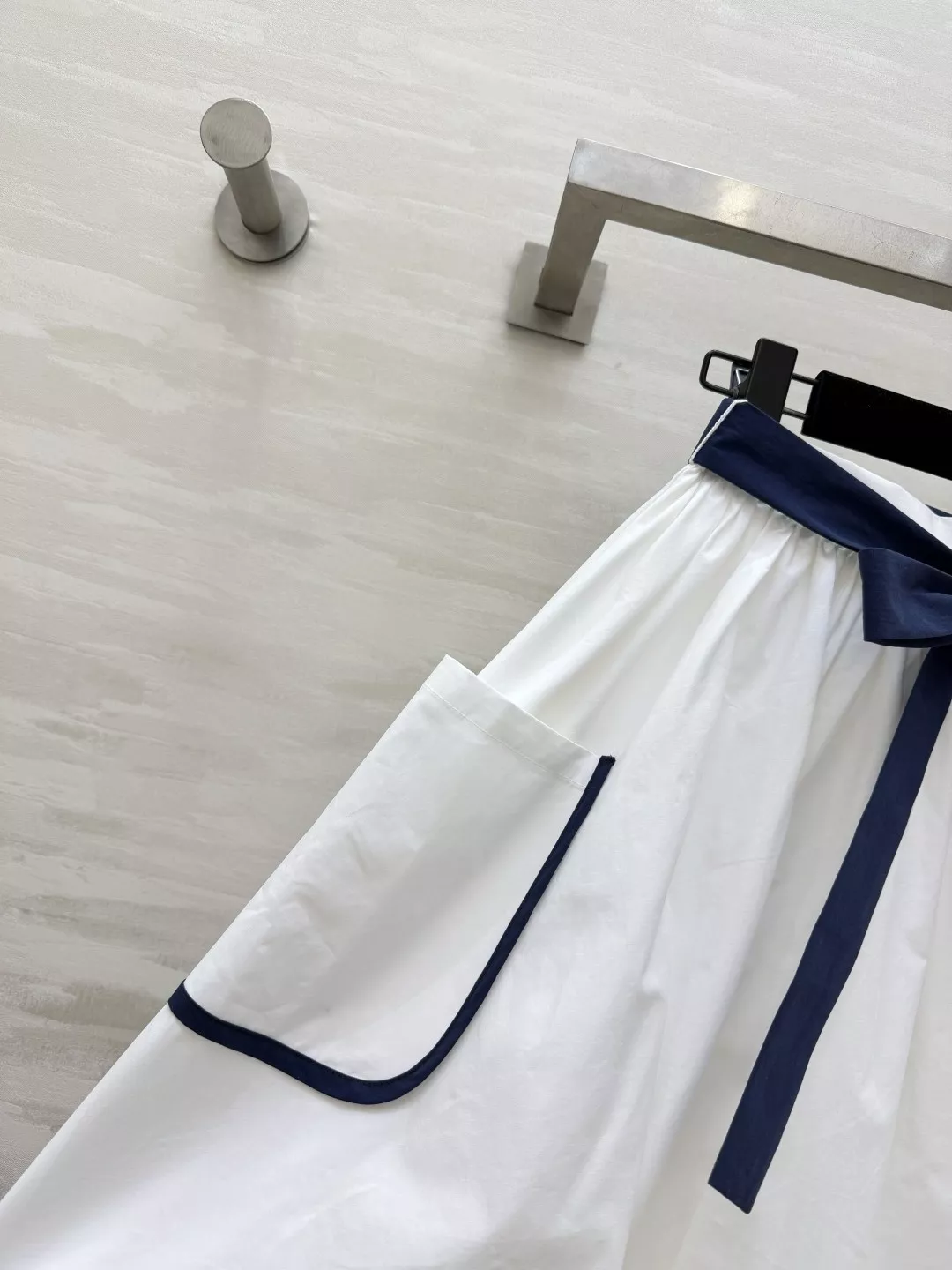 프라다 네이비 리본 포인트 플레어 스커트 상세 이미지 6