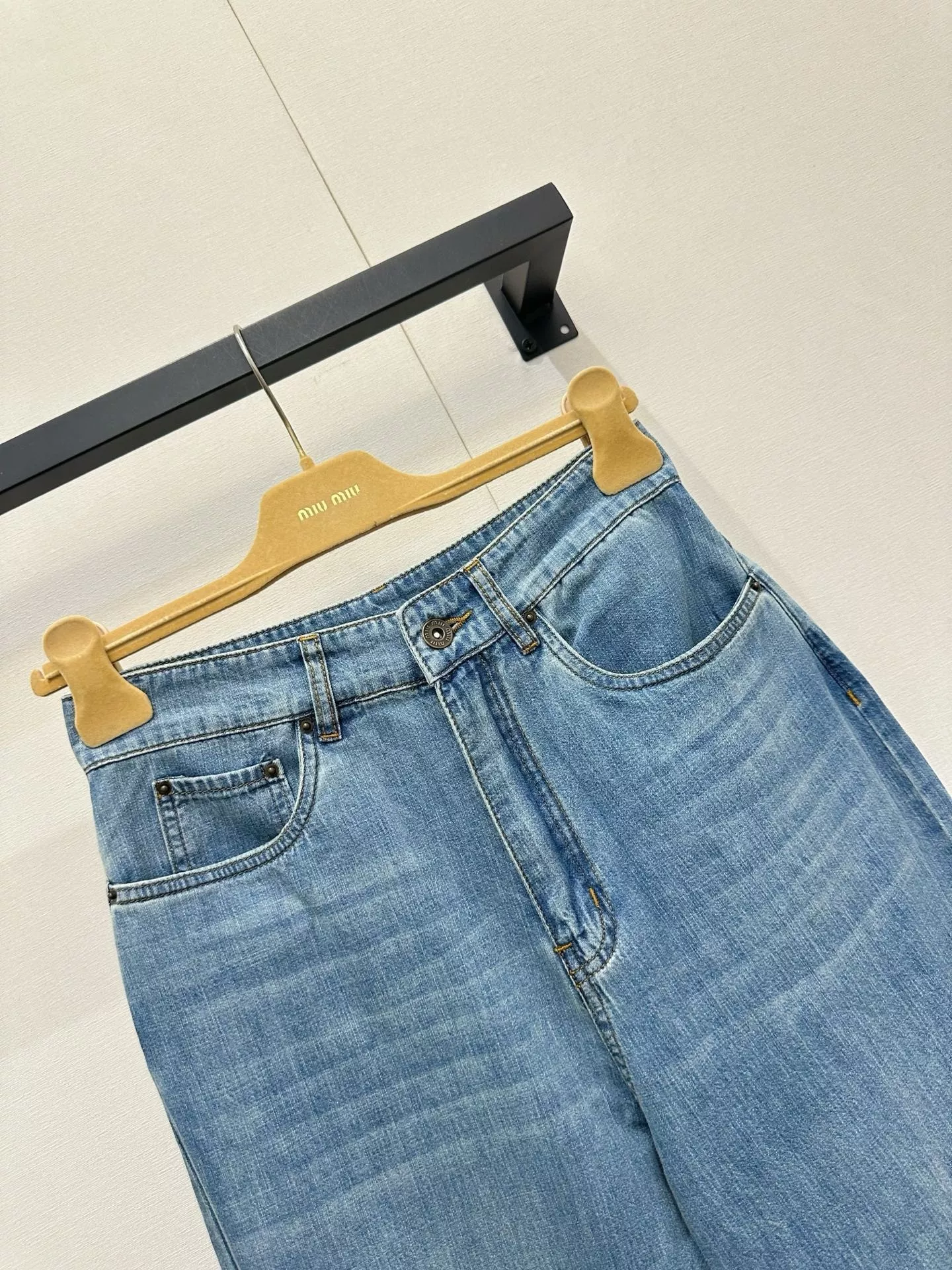 미우미우 레트로 무드 데님 베스트 팬츠 셋업 상세 이미지 4