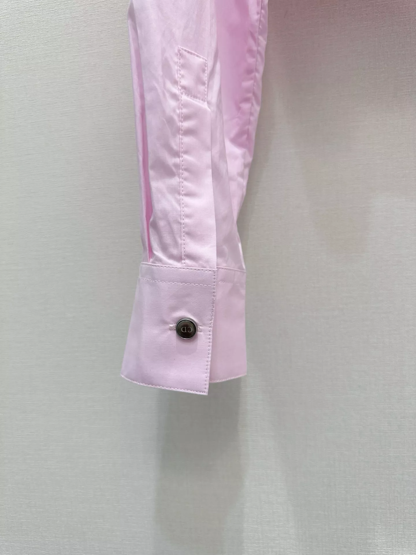 디올 자수 로고 밑단 리본 크롭 셔츠 상세 이미지 8