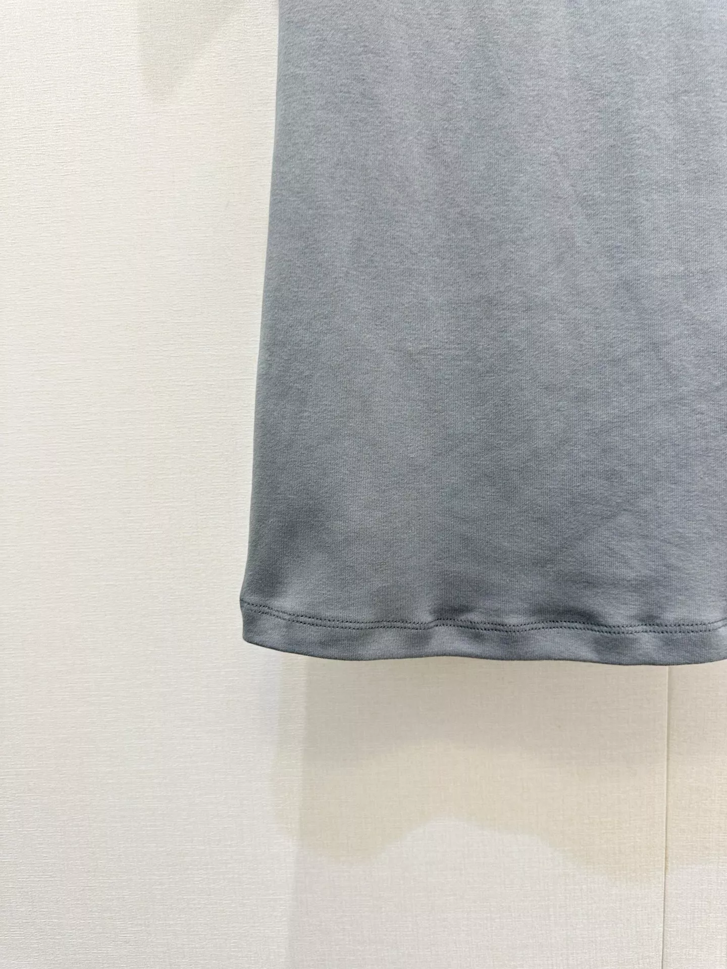 프라다 삼각 로고 포인트 슬리브리스 탑 상세 이미지 3
