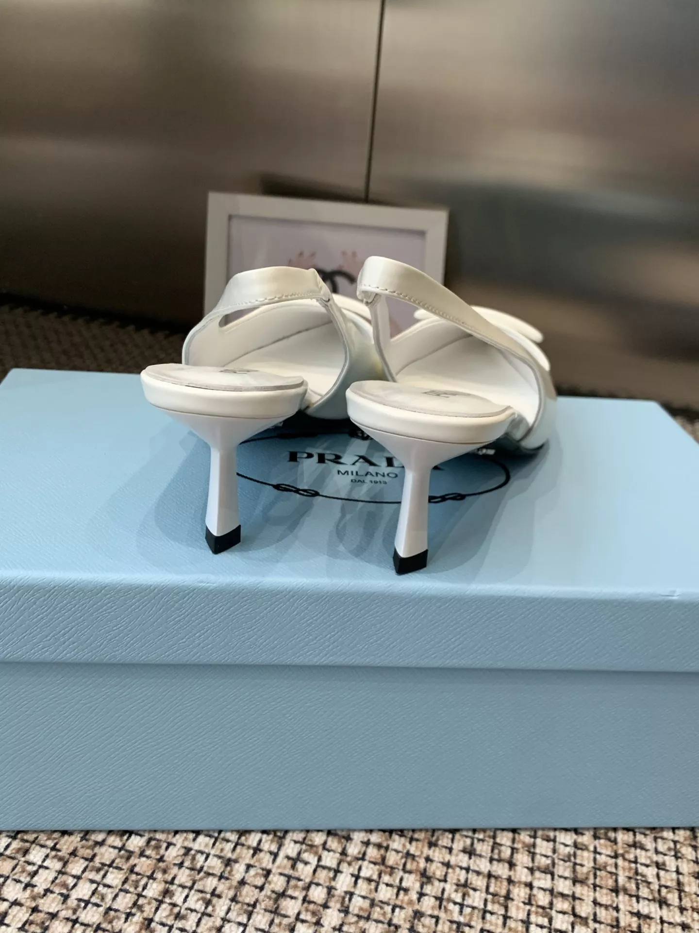 프라다 삼각 로고 포인트 슬링백 힐 상세 이미지 9