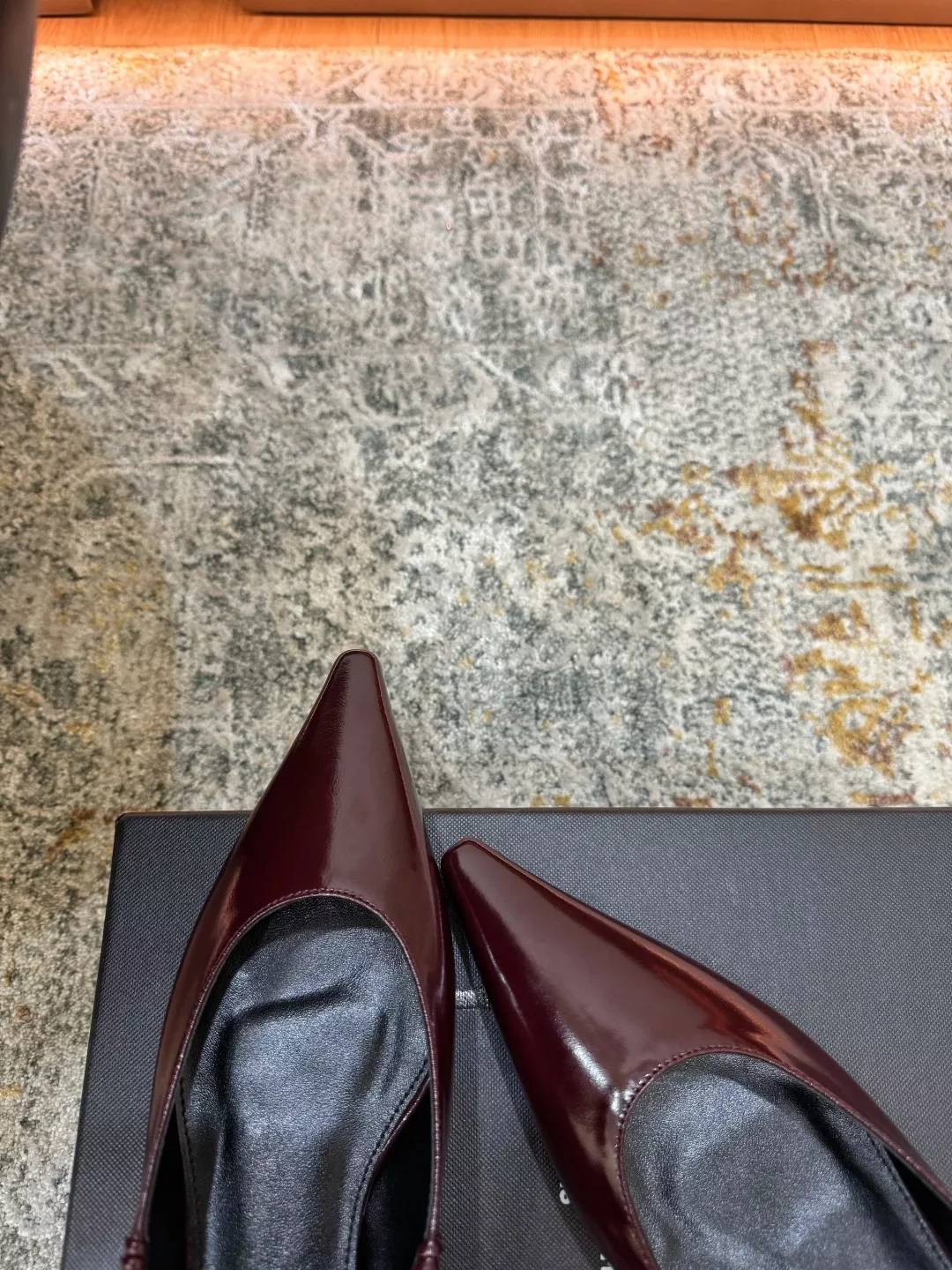 입생로랑 포인티드 토 플랫 슈즈 상세 이미지 7