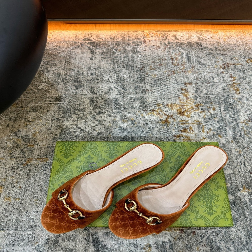 구찌 벨벳 체인 장식 오픈백 힐