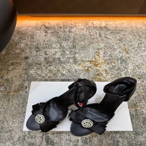 발렌시아가 골드 장식 포인트 레더 힐
