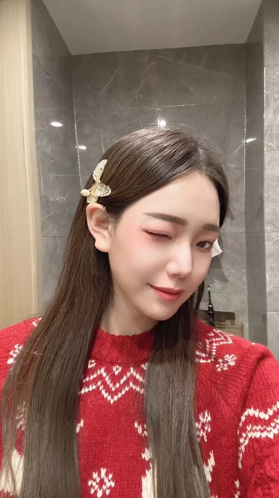 디올 나비 모티브 헤어 장식 상세 이미지 10