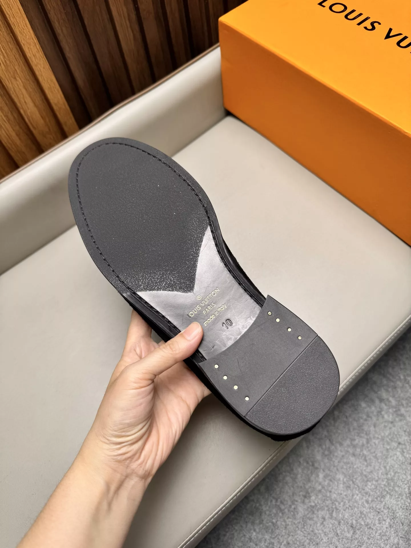 루이비통 비즈니스 스웨이드 가죽 로퍼 상세 이미지 9