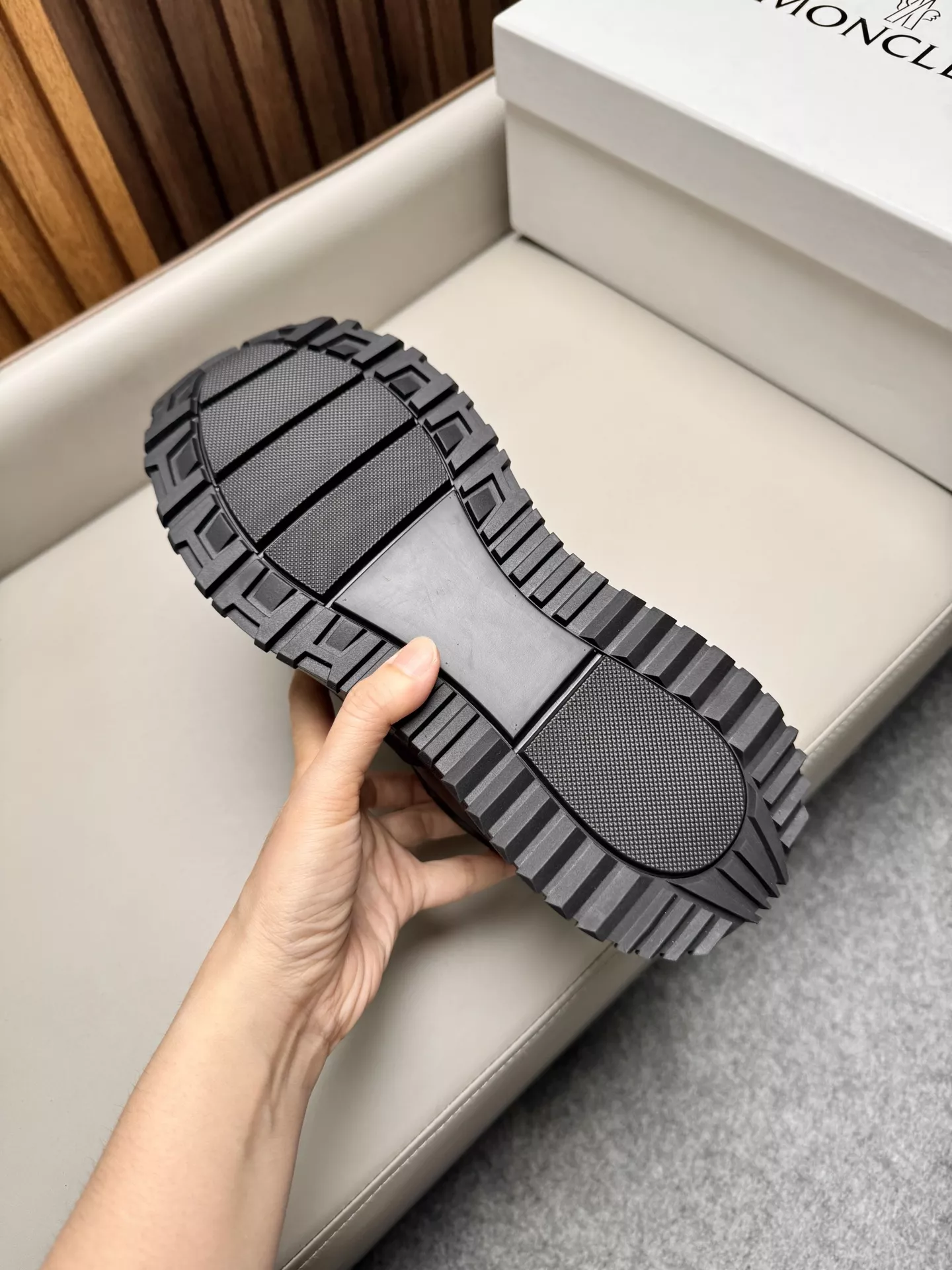 몽클레어 루나로브 가죽 캐주얼 운동화 상세 이미지 9